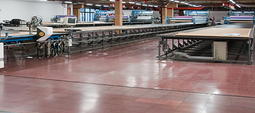 Productie LELEDO Ambachtelijke-lederenvloeren.nl op het industrieterrein LOEWE in Duitsland Productie LELEDO Ambachtelijke-lederenvloeren.nl op het industrieterrein LOEWE in Duitsland